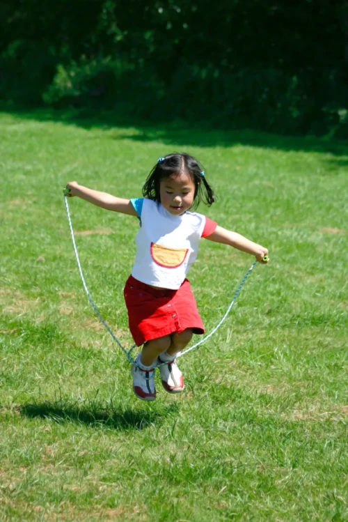anak bermain lompat tali